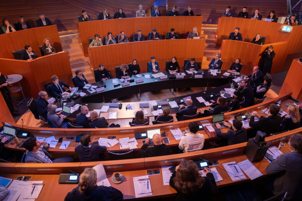 Aleksandra Maatsch wzięła udział w Pariser Platz Dialogue zorganizowanym przez Centrum Delors i Herite oraz wystąpiła jako prelegentka w panelu „Otwarte możliwości: Weimar+, koalicje chętnych i potrzeba europejskiej awangardy” moderowanym przez Thu Nguyen (Centrum Delors) z udziałem Pascala Lamy'ego (koordynator sieci Delorsa), Olivera Linza (Federalne Ministerstwo Spraw Zagranicznych Niemiec) oraz Nicolai von Ondarza (Niemiecki Instytut Spraw Międzynarodowych i Bezpieczeństwa) w dniach 4-5 grudnia 2025 r.