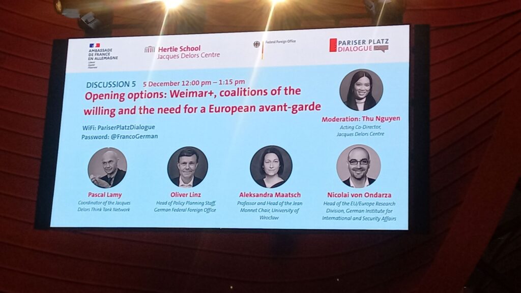 Aleksandra Maatsch wzięła udział w Pariser Platz Dialogue zorganizowanym przez Centrum Delors i Herite oraz wystąpiła jako prelegentka w panelu „Otwarte możliwości: Weimar+, koalicje chętnych i potrzeba europejskiej awangardy” moderowanym przez Thu Nguyen (Centrum Delors) z udziałem Pascala Lamy'ego (koordynator sieci Delorsa), Olivera Linza (Federalne Ministerstwo Spraw Zagranicznych Niemiec) oraz Nicolai von Ondarza (Niemiecki Instytut Spraw Międzynarodowych i Bezpieczeństwa) w dniach 4-5 grudnia 2025 r.