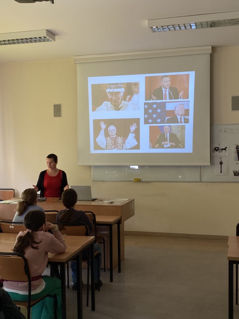 W dwie lutowe i jedną marcową sobotę prof. Anna Pacześniak spotkała się z dziećmi w wieku 10-11 lat na warsztatach politologicznych zorganizowanych przez Fundację Uniwersytet Dzieci. Podczas zajęć poświęconych charakterystyce europejskich monarchii i ustrojów republikańskich dzieci zdobywały umiejętność krytycznego myślenia i zorganizowanej współpracy z innymi, rozszerzały swoje kompetencje obywatelskie, uczyły się pracy metodą pytań i doświadczeń.